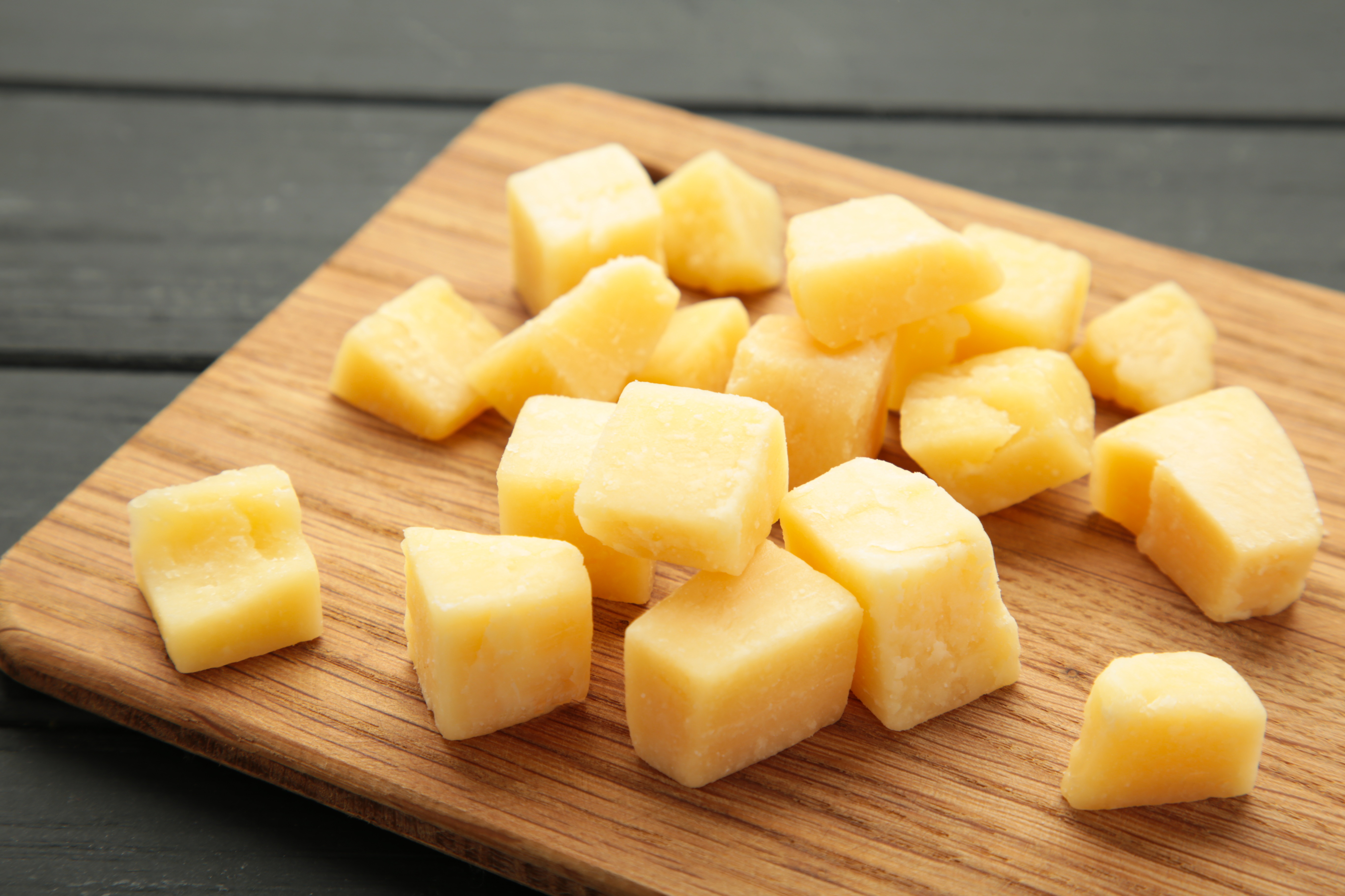 cortar queso en cubos